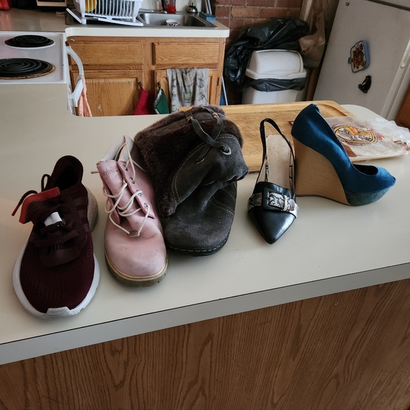 name brand clothes shoes boots purses uniforms a few sizes ask. Electronics - Picture 8 of 16